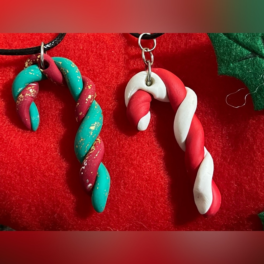 Candy Cane necklaces come in two different colors: Red & Green and Red & White.